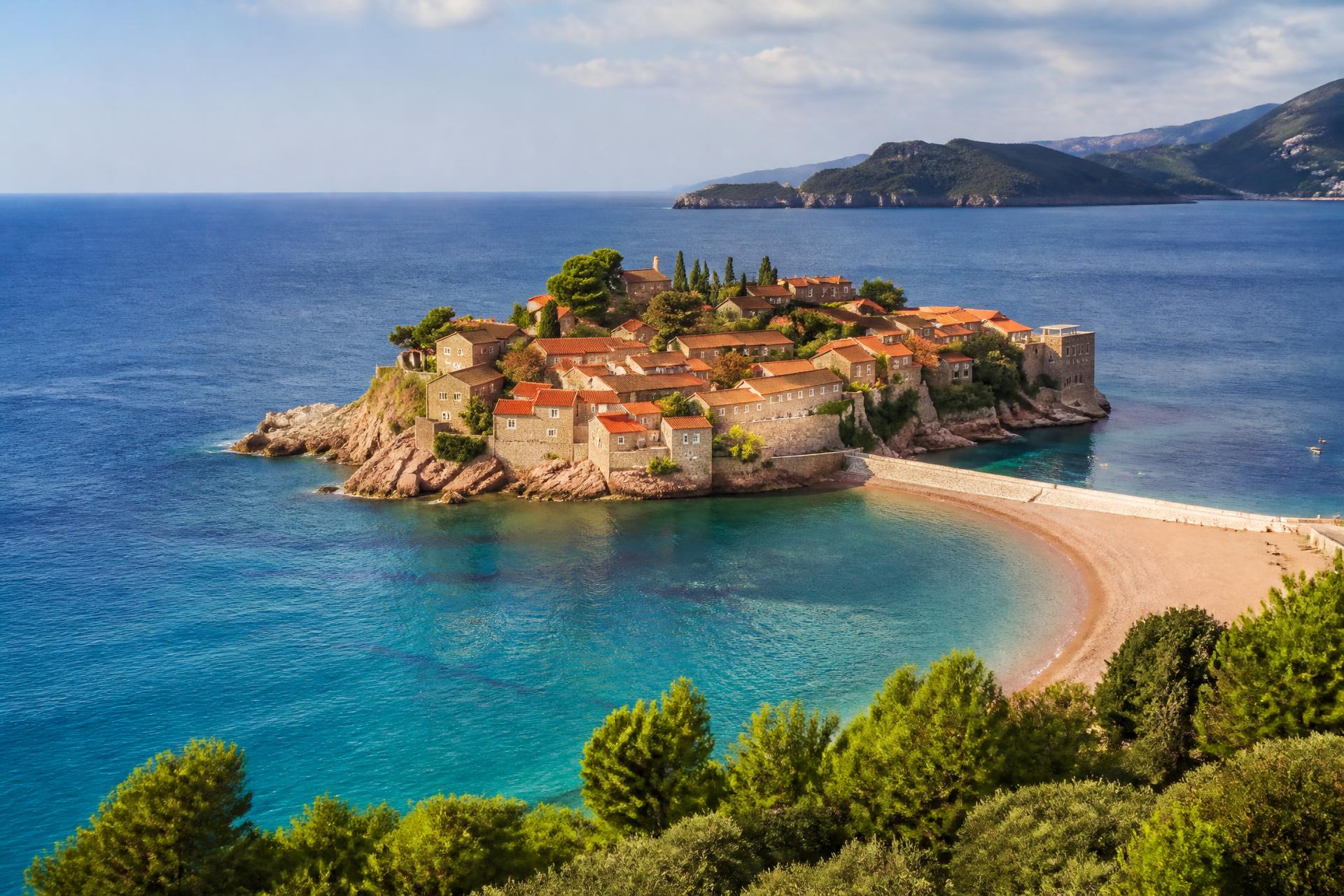 Ostrvo Sveti Stefan na crnogorskoj obali u zlatnom satu